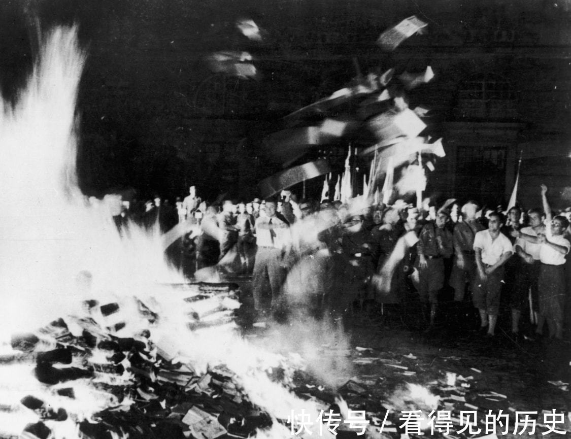 冲锋队!老照片 1933年德国焚烧书籍 上演丑恶的一幕