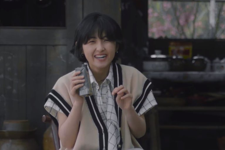 《向往5》定档全家福,张艺兴站张子枫身后,他的动作显绅士人品