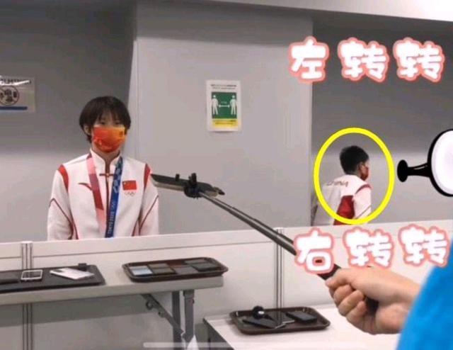 采访|默默等着小姐妹采访!全红婵边扭身子边偷瞄情况,红姐等的挺无聊