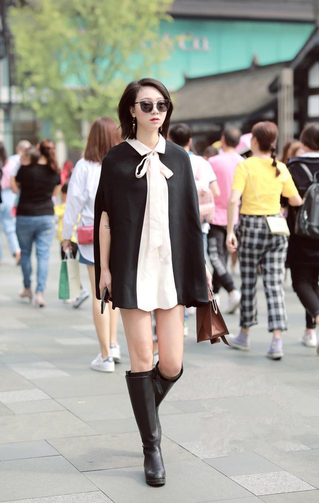 高跟鞋|穿黑色褶皱短裙的美女,红色头发很有个性,时髦又大气