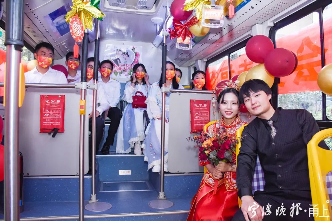 婚车 公交当婚车，宁波这对新人太浪漫了！他们的故事…