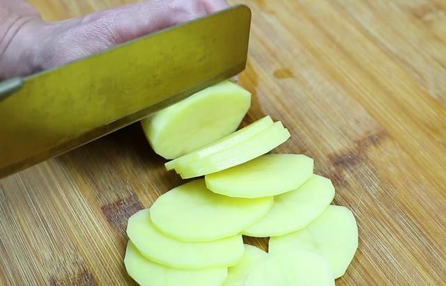 土豆这样做实在太好吃了，招待客人做一盘，比大鱼大肉受欢迎