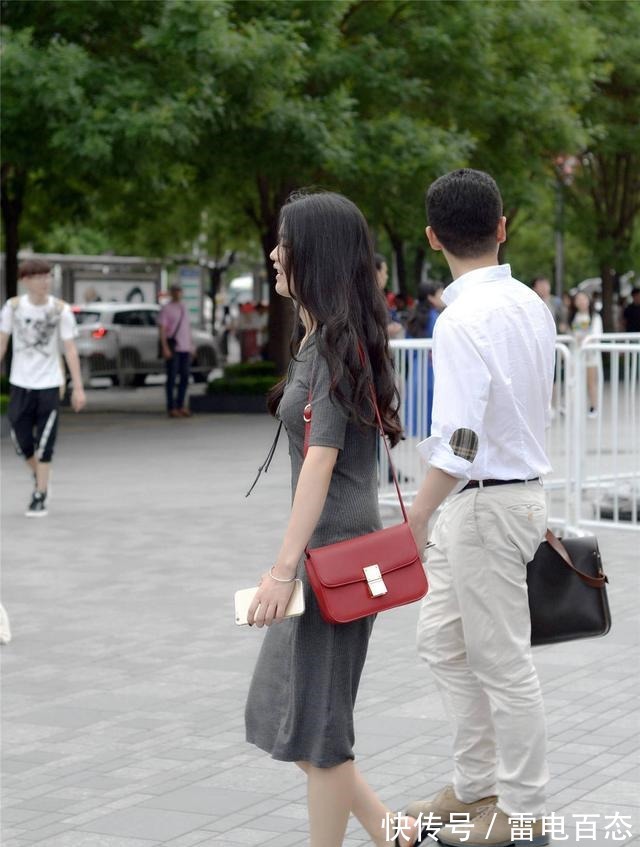 街拍|时尚的尖头细跟鞋,让你的搭配变得简单,还显身材苗条!