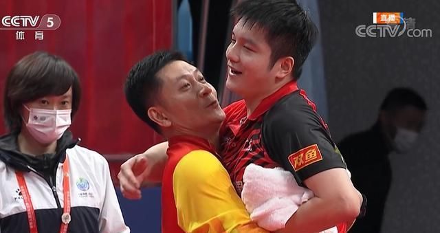 挺举|挺举失败！樊振东夺冠教练尝试抱起他庆祝，似乎抱起又没完全抱起来