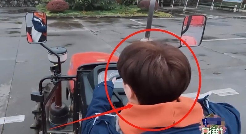 左手|张艺兴学开拖拉机,用左手挂挡超厉害,被教练调侃速度快太真实了