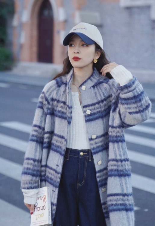 搭配 今年大火的“格纹外套”,比羽绒服还耐穿保暖,洒脱时髦又有气场