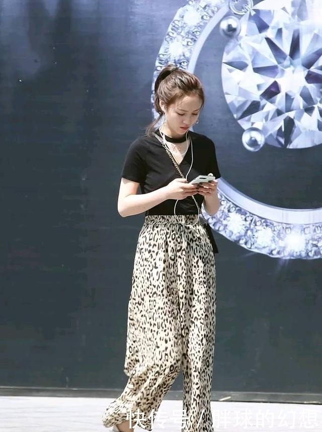 位小姐姐|街拍小姐姐一袭吊带薄纱裙,秀出优雅高贵的气质