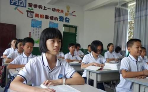 学校要求学生统一发型，标准发型惹争议，女学生哭着说：太丑了