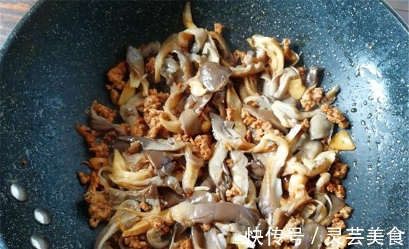 平菇|韭菜平菇一起炒,家常美味,好吃很下饭,根本吃不够