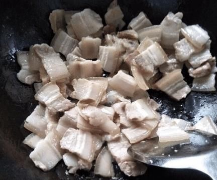 炒肉时,别再用淀粉腌制了,大厨教你三招,肉质鲜嫩又美味!