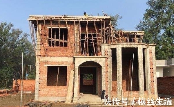 俗语|“盖西不盖东,家中无老翁”,有何意?东边房屋很重要吗?