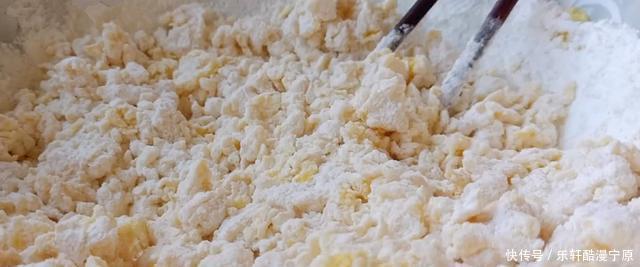 多吃粗粮好处多,用玉米面这样简单一做,无油无糖,吃着更健康