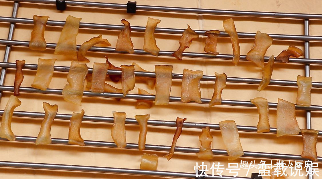 收入|掌握好这些技巧，炸出来的猪皮蓬松，有人凭借着炸猪皮年收入百万