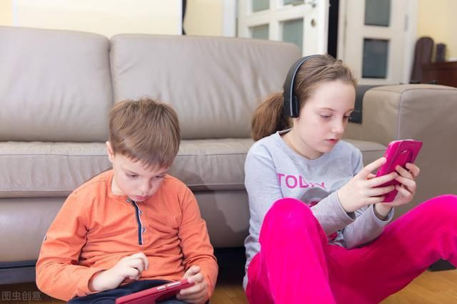 孩子|小时候常玩手机的孩子，长大后会变成什么样子？基本躲不开这四种