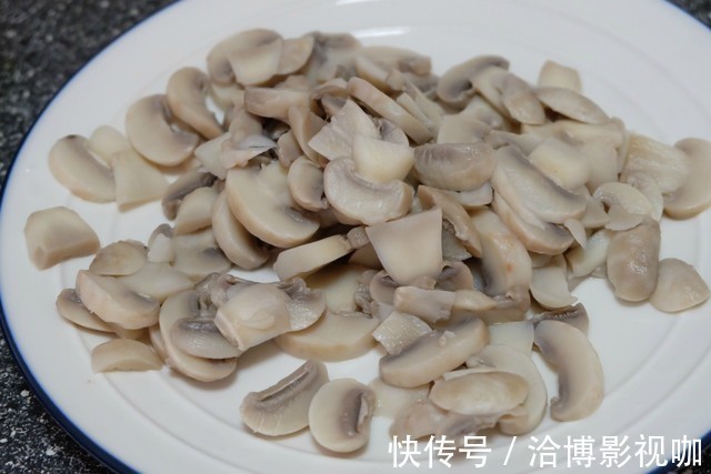 口蘑这个做法好,简单易学的快手家常菜,清爽鲜嫩,热量低不怕胖