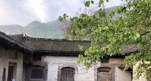 房子|俗话说“两门相对,必有一退”,那么哪家退呢?强弱该如何判断?