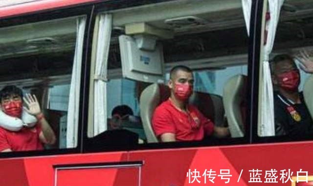 球迷|李铁还好意思叫苦意甲豪门球员赛后和球迷一起坐地铁回家!
