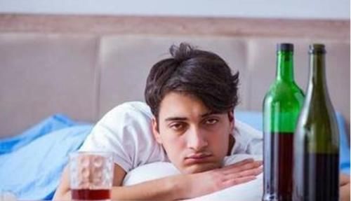 入院|45岁男子，尿酸高达860，肾衰入院，医生直言：睡前3件事别再做