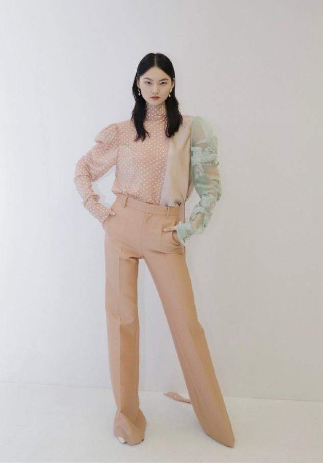 妹妹|贺聪带妹妹走秀，19岁妹妹同款丹凤眼似她翻版，五官柔和偏日系