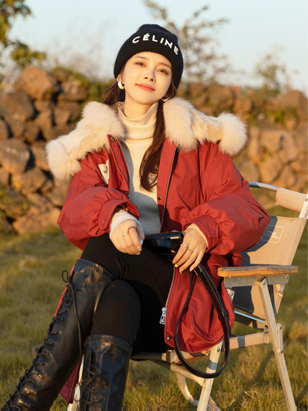 知性 秋冬大衣别乱选,奶黄色大衣更温柔,搭配白色阔腿裤知性又优雅!