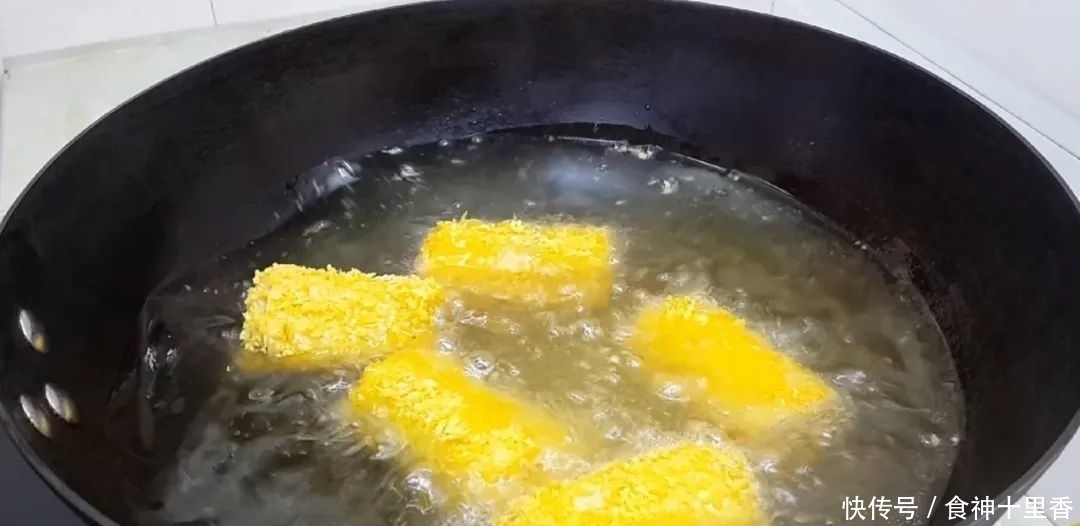 糯米又出新吃法,加2把红枣,个个焦脆又软糯,出锅孩子抢着吃