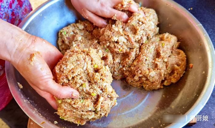 炸肉丸子，别只加面粉，多加3样食材，丸子外酥内软，好吃不油腻