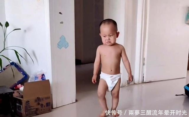 萌娃半夜不睡被妈妈赶下床,宝爸幸灾乐祸躺沙发儿子,爸懂你