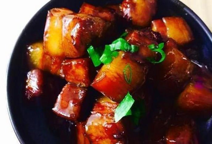 美食精选:包菜炒香菇,蒜苔炒猪耳朵,砂锅红烧肉,小白菜炒香菇