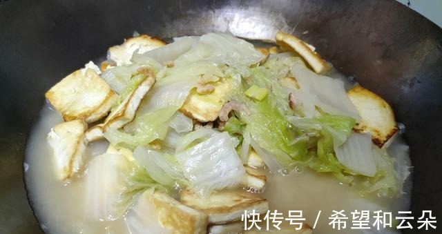 豆腐和这菜是绝配,冬天吃最香,简单一炖,好吃又有营养!