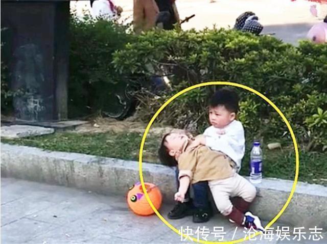 爸爸妈妈|全网最牛二胎换尿布穿衣服,4岁哥哥照顾婴儿妹妹比妈妈都熟练