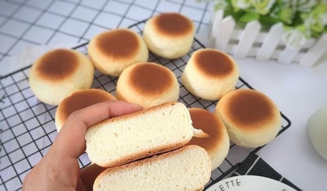 这种饼比面包好吃，不加一滴水就能做，超级松软