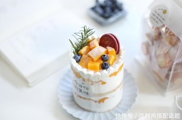 一款不用抹面的奶油蛋糕,非常适合新手学做,颜值和味道不输买的