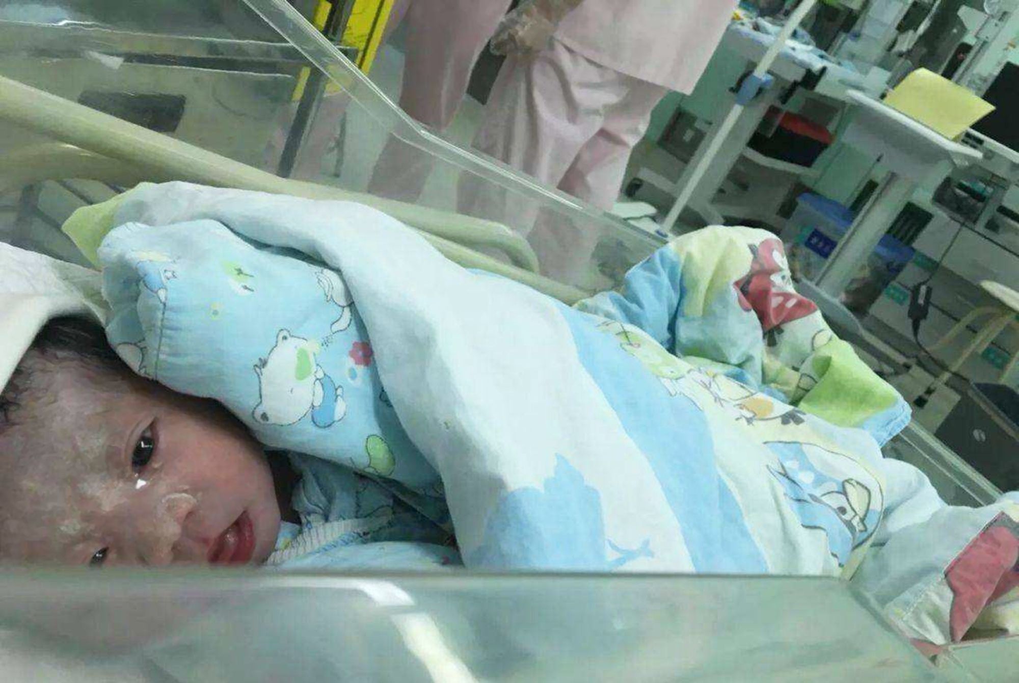 小周|生完娃后,为啥助产士会第一时间让你确认“男女”?其实另有目的