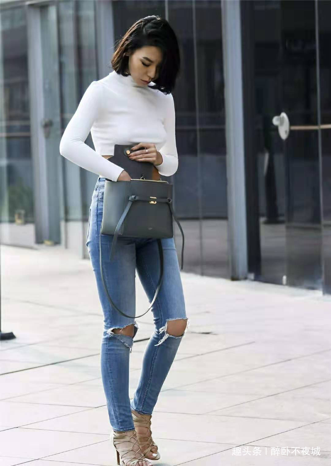 破洞牛仔裤 白色露脐装搭配紧身破洞牛仔裤,成熟时尚美,这就是时尚范!