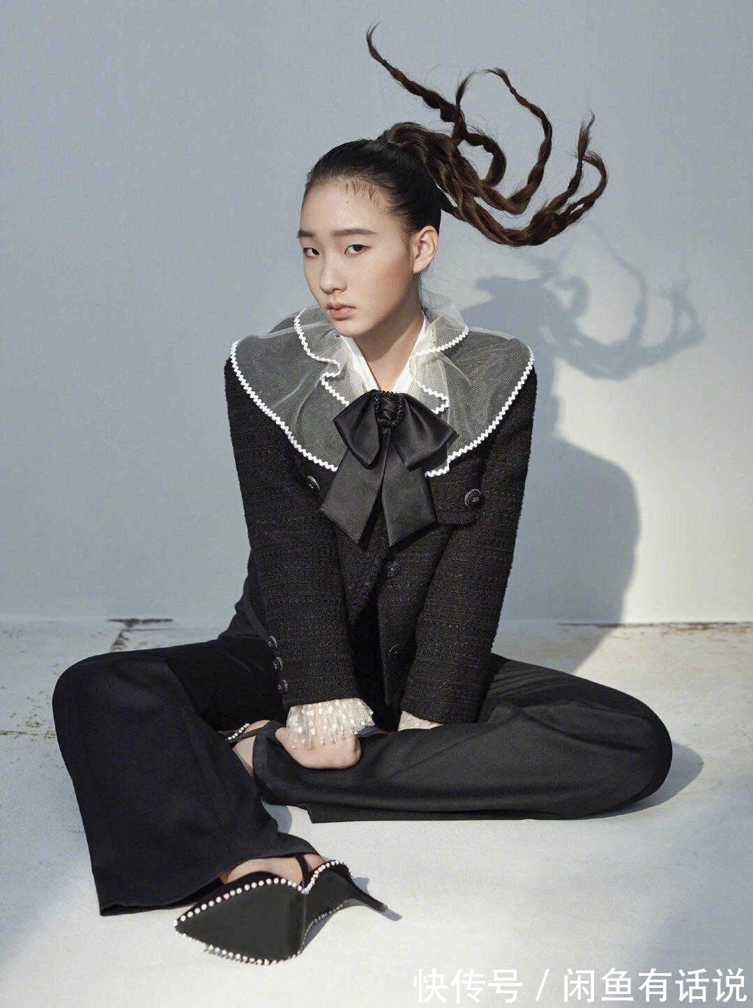 女儿|小S携女儿同台亮相,穿开叉裙站姿妩媚,仍被女儿高级脸抢了镜