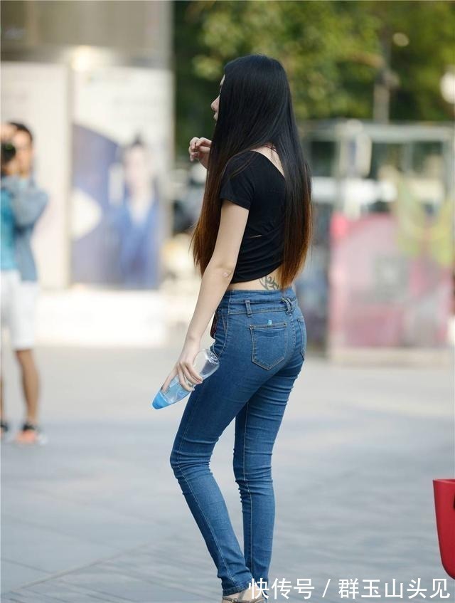 街拍 蓝色紧身牛仔裤,搭配灰色粗跟凉鞋,苗条身材搭配更好看