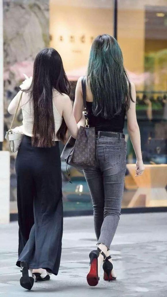 街拍:碰到两个小姐姐逛街!一个清纯一个性感,你喜欢哪一个!