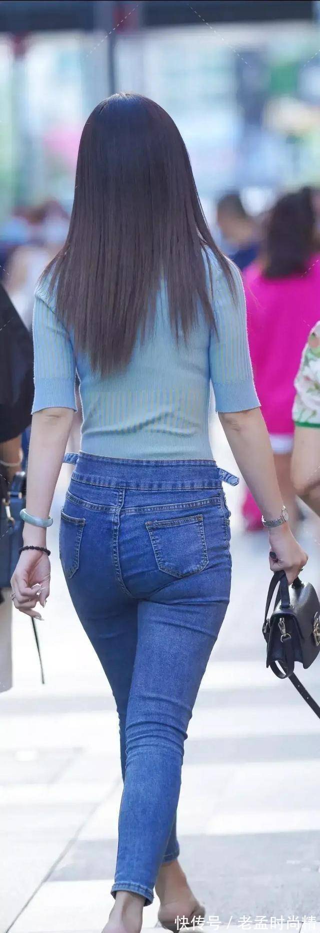 气质|蓝色针织半袖上衣,搭配紧身牛仔裤,小姐姐又美又飒气质优雅迷人