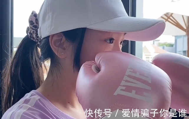 吴尊晒女儿运动vlog,NeiNei变酷飒女孩打网球练拳击,元气满满