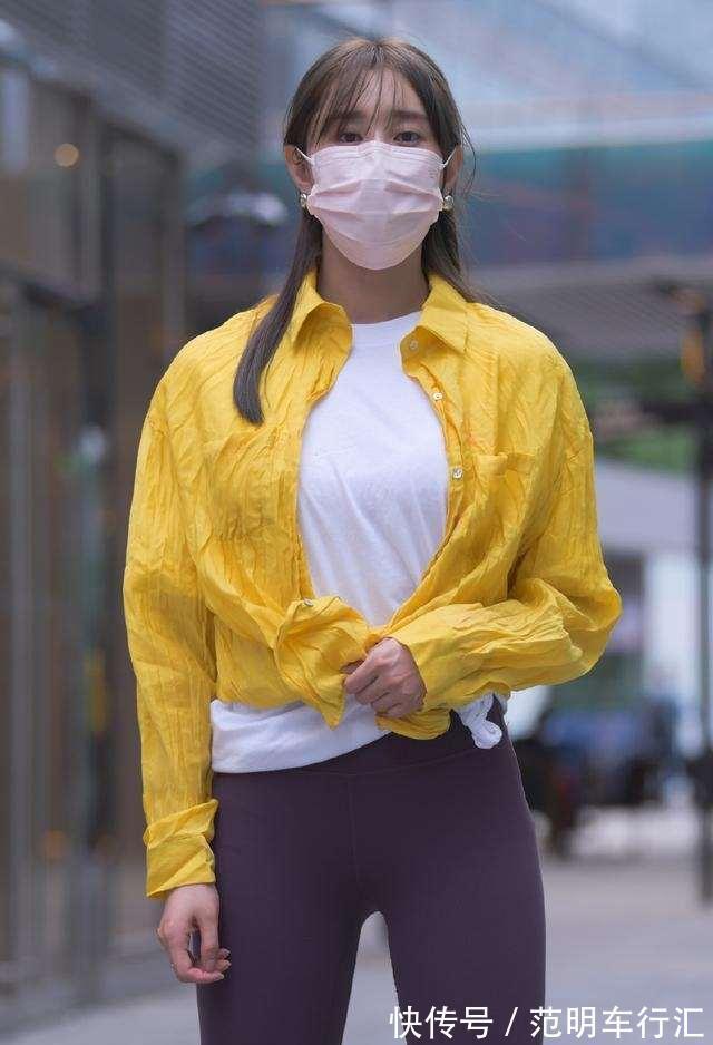 健美裤 深蓝色牛仔打底裤搭银色单鞋,穿出潮流的街头风,有女性的俏皮感