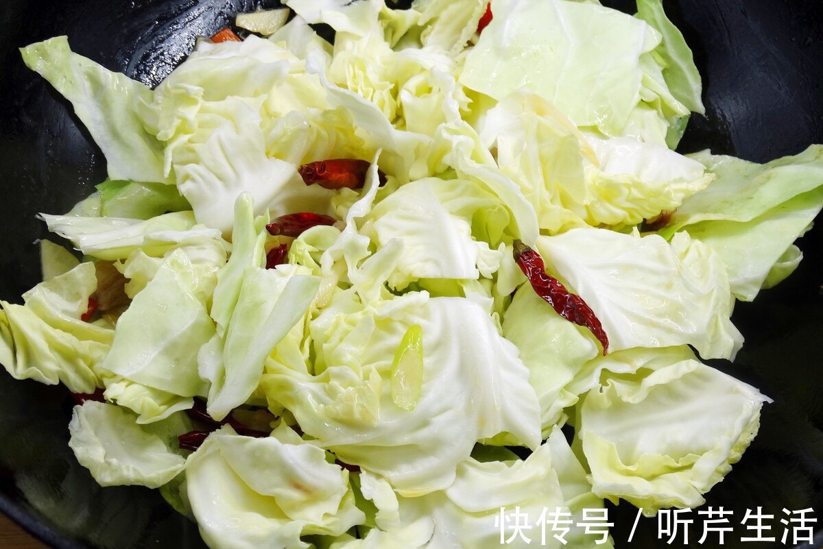 猪油|炒包菜,别再直接下锅了,牢记这1步,包菜更爽脆,颜色更翠绿