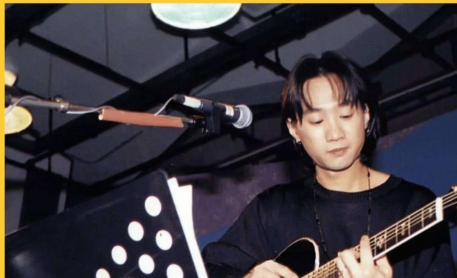 他故意将黄家驹念成“黄家狗”,自以为很幽默,却断送了自己前程