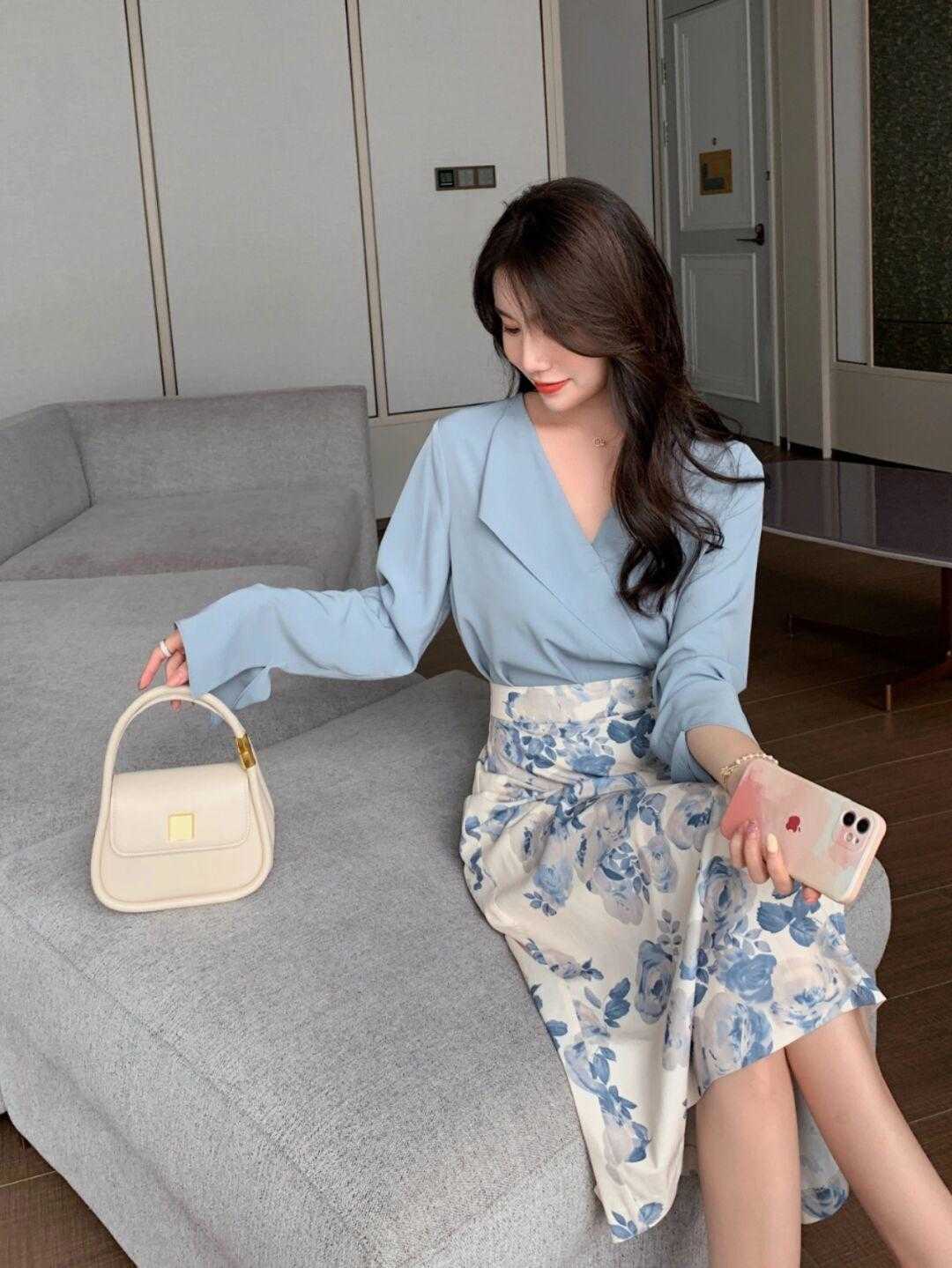 印花|夏季怎么穿搭才高级，衬衫搭配印花半身裙简约大气，漂亮大方