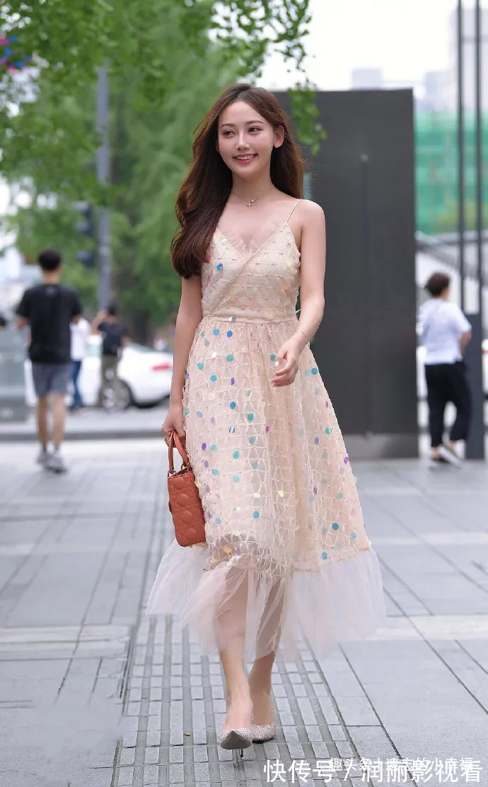 穿搭 浅粉色淑女款连衣裙,搭配银色精致高跟鞋,穿出靓丽女生的时尚美