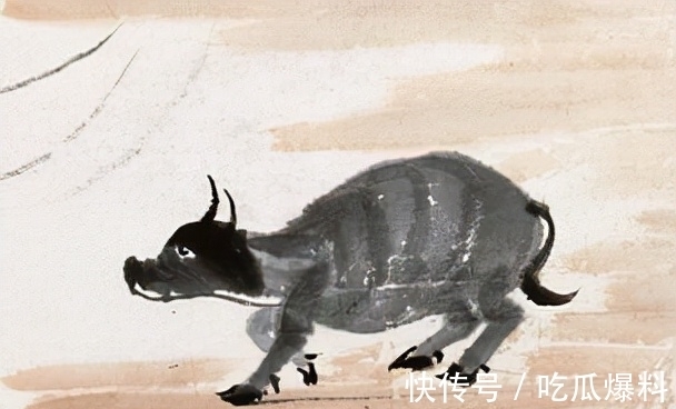 齐白石!齐白石画牛被打脸,画牛像画猪卖12万,弟子添几笔后,卖了7751万