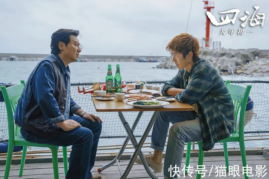 沈腾参加综艺被禁言,嘴里含了个奶嘴糖,但一点没耽误他拿手比划