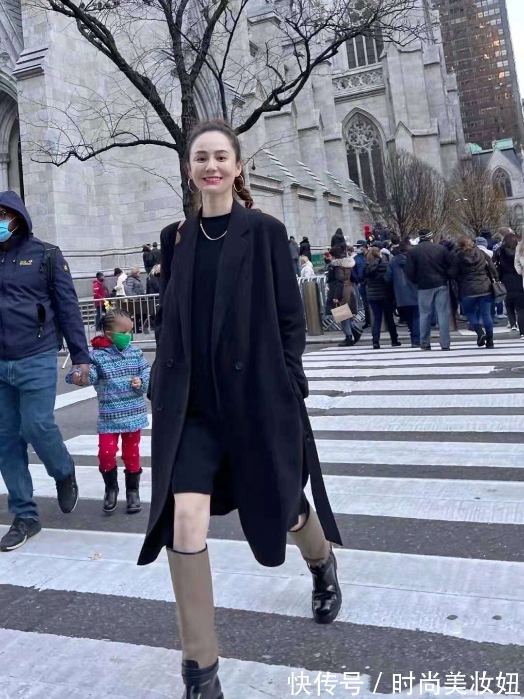 百搭|新年有这件黑大衣就够,显气质又百搭,普通人都能穿出高级感