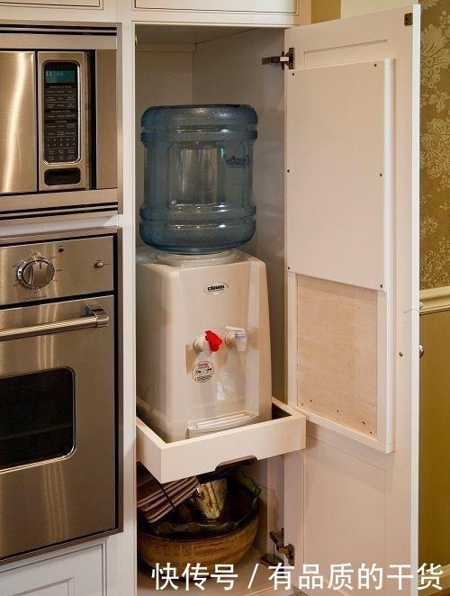 饮水机|我当初怎么没想到,柜子下多加1块小抽板,专门拿来放小厨电超赞!