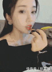 风趣GIF:美女小姐姐教你,涂了口红怎么吃东西!