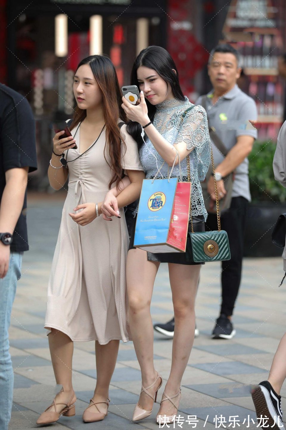 皮裤|小姐姐的墨蓝色连衣裙真的很漂亮,搭配上黑色短皮裤,看上去很时尚